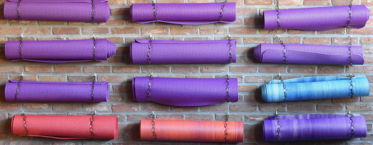 tapis de pilates au mur